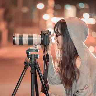 Une jeune femme prenant un photo professionnel, création de la chouette agence